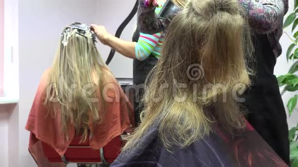 年轻的顾客妇女在美容院做新发型4K视频的预览图