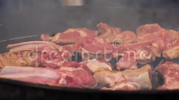 在烧烤架上做排骨供夏季户外聚会用烧烤派对的食物背景视频的预览图