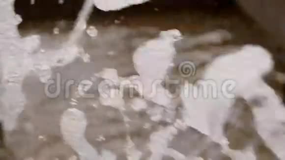 公园里的喷泉飞行水滴的慢速镜头视频的预览图