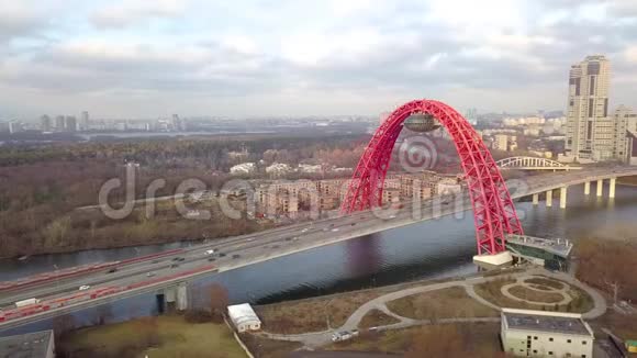 有线电视停留在莫斯科河上的风景如画的桥上汽车交通无人驾驶景色视频的预览图
