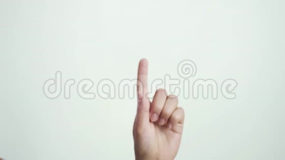关闭孤立的女性手秀的手触摸屏手势在白色背景3840x2160视频的预览图