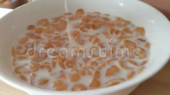 早餐吃牛奶中的玉米片视频的预览图