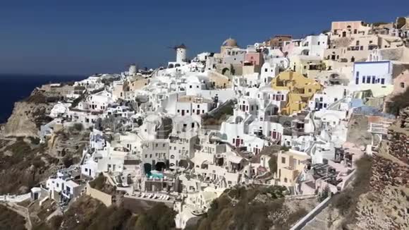 4k录像惊人的浪漫白色房子在奥亚圣托里尼岛希腊全悬崖的全景视频的预览图