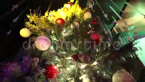 餐厅的圣诞迪斯科舞厅迪斯科舞厅背景上的圣诞树人们的舞蹈剪影灯光视频的预览图