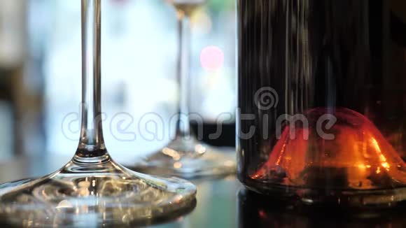 两杯香槟和不同颜色的葡萄酒展览在西班牙的酒吧空间视频的预览图