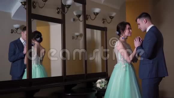 漂亮的新婚夫妇在别致昂贵的室内摆姿势视频的预览图