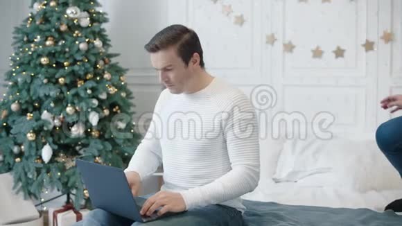 英俊的商人在豪宅里工作笔记本电脑视频的预览图