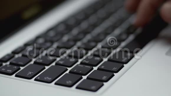 双手写在笔记本电脑键盘上以4k分辨率关闭视图视频的预览图