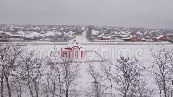 冬天的小教堂空中摄影视频的预览图