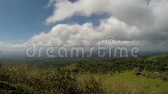 晴朗的日子里白云在山峰上快速移动时间间隔视频的预览图