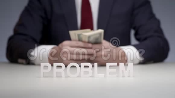 有钱的背景男人身上的字母构成的单词问题视频的预览图
