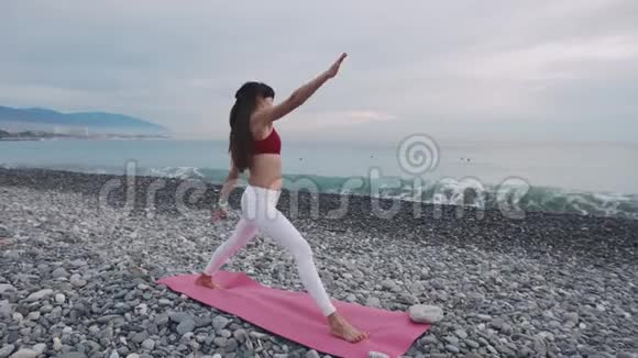 早上在海滩上练习瑜伽视频的预览图