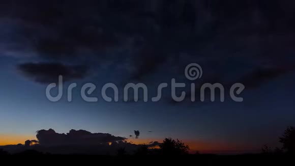 夜空星和云的全景视频的预览图