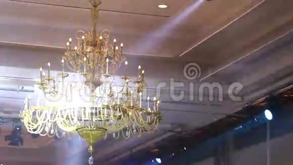 水晶吊灯带有复印空间的普通天花板背景视频的预览图