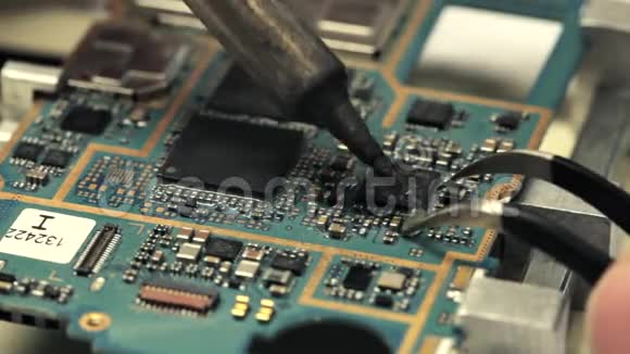 电子修理焊接微型芯片和电路板视频的预览图