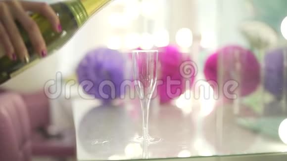 在五颜六色的背景下用银色纸屑将生日庆典香槟汽酒倒入小酒杯中视频的预览图