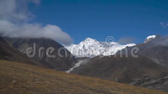 背着背包的人爬上喜马拉雅山的山坡视频的预览图
