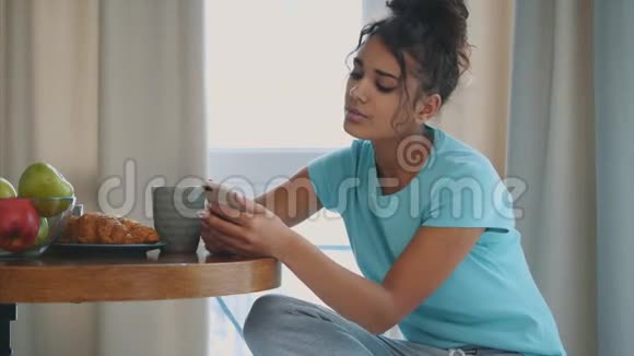 美丽平静的年轻女人带着一杯咖啡放松的热饮快乐的女士拿着一杯很漂亮的黑发食物和食物视频的预览图