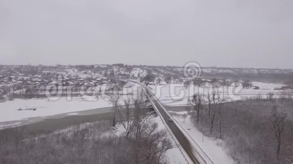 冬天在冰冻的河流上的桥空中摄影视频的预览图