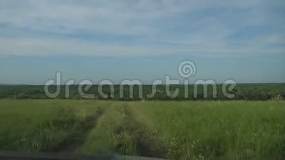这辆车是沿着乡村公路行驶的男子驾驶汽车在自然景观生活方式从窗山夏季视频的预览图
