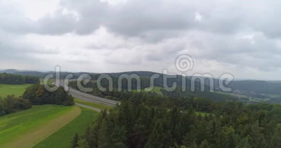乡村道路和风力涡轮机视频的预览图
