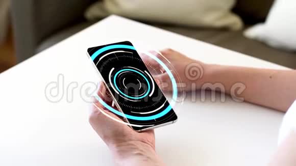 手拿智能手机与虚拟全息图视频的预览图