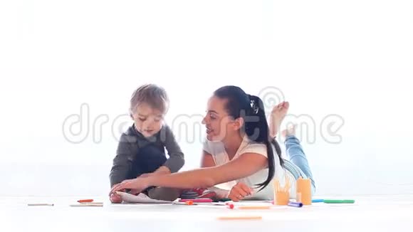 母子画蜡笔玩视频的预览图