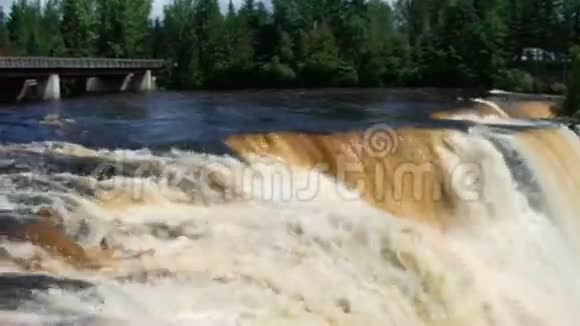 安大略省北部强大的卡卡贝卡瀑布视频的预览图