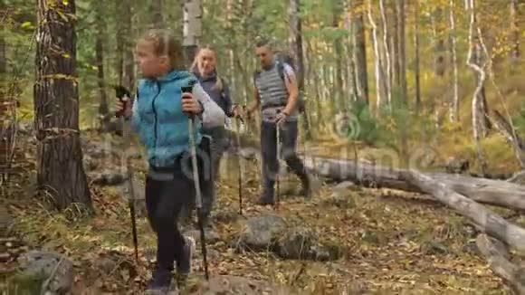 人们走在山涧附近家庭旅行人的环境由山河溪组成父母和子女视频的预览图