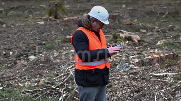 森林检查员使用平板电脑清除森林视频的预览图