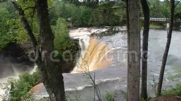 安大略省北部强大的卡卡贝卡瀑布视频的预览图