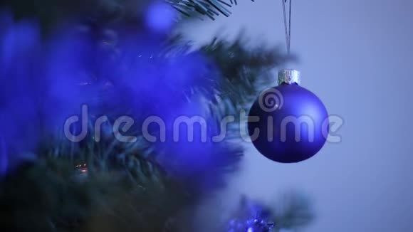 新年的玩具在圣诞树上像雪花和红球新年雪枝上的装饰球白色视频的预览图