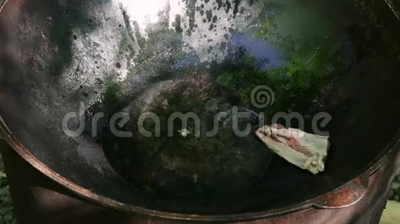户外皮拉夫烹饪剁碎的羊肉在大锅里煎野营概念视频的预览图