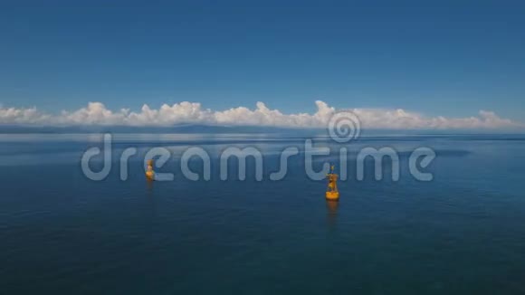 海洋中的橙色浮标视频的预览图