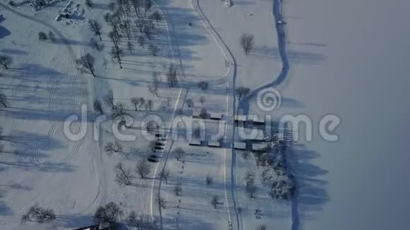 有越野滑雪斜坡的冬季公园鸟瞰图视频的预览图