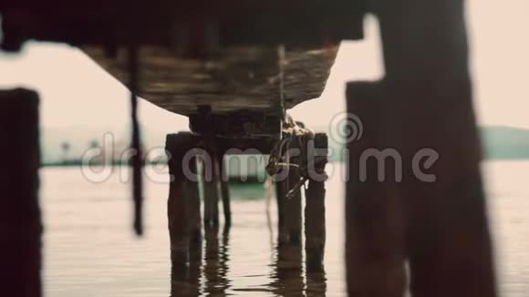 老码头Jetty在河上与水火花在博克作为美丽的自然背景1920x1080全高清镜头视频的预览图