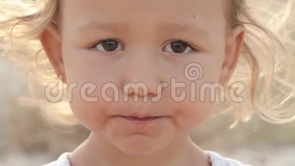 日出时小可爱小女孩吃红西瓜的特写镜头视频的预览图