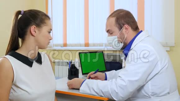 医生检查病人的喉咙视频的预览图