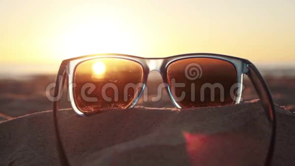 太阳眼镜的日落视频的预览图