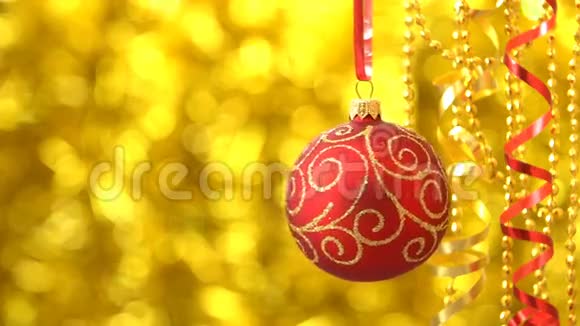 圣诞红与金色图案球摆动新年装饰模糊的金波克闪闪发光视频的预览图