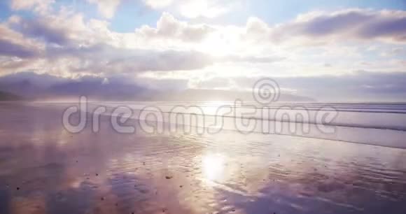 日落时美丽的大海和多云的天空视频的预览图