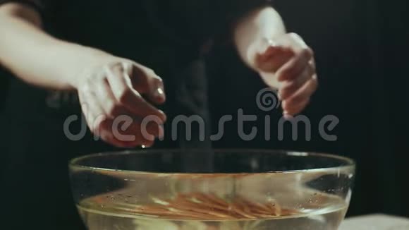 在碗里洗胡萝卜视频的预览图