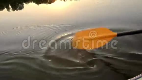 日出时橙色的桨会跳入水中视频的预览图