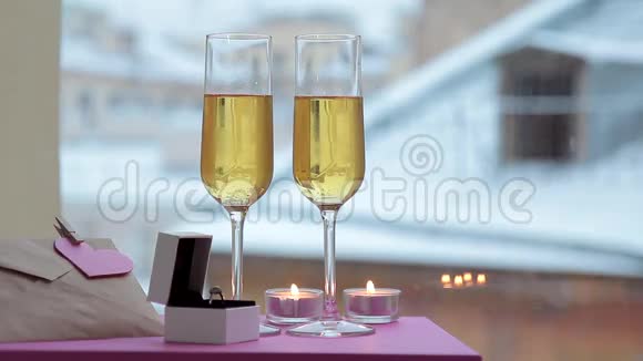 两杯香槟装在盒子里冬天用心记视频的预览图