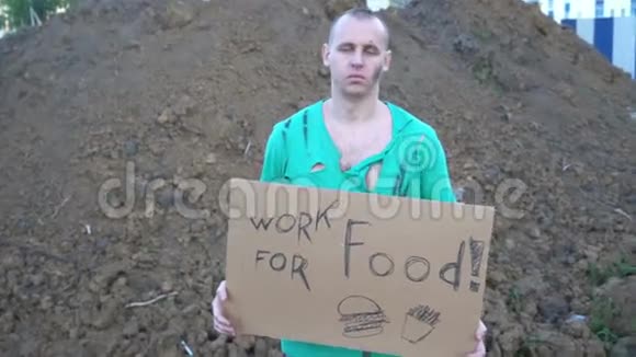 街上的流浪汉很累在纸板上签名用于食物视频的预览图