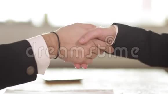 商业和办公室概念商人和女商人在办公室握手视频的预览图