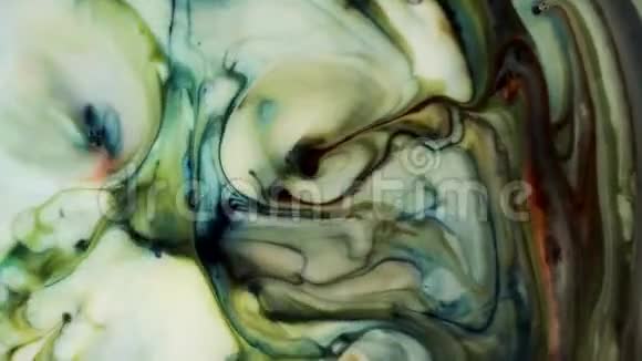 液态色漆爆炸抽象彩色油墨视频的预览图