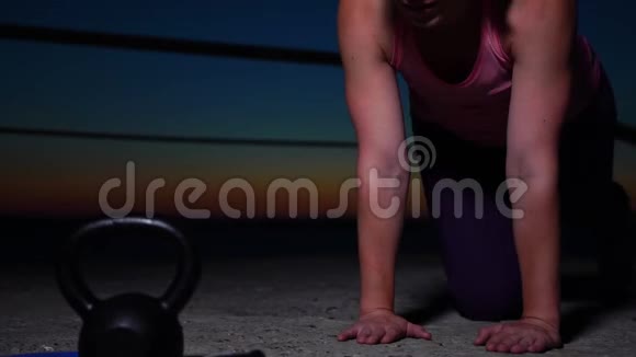 在海滩上工作的女运动员的特写镜头视频的预览图