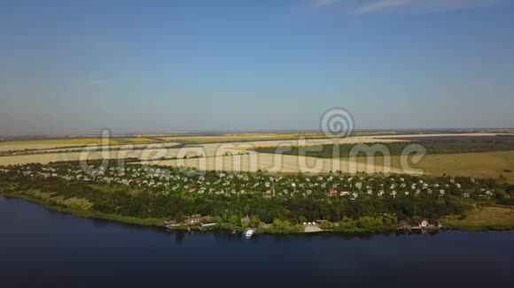 美丽的河流景观鸟瞰小村庄无人机拍摄乡村夏日地平线视频的预览图