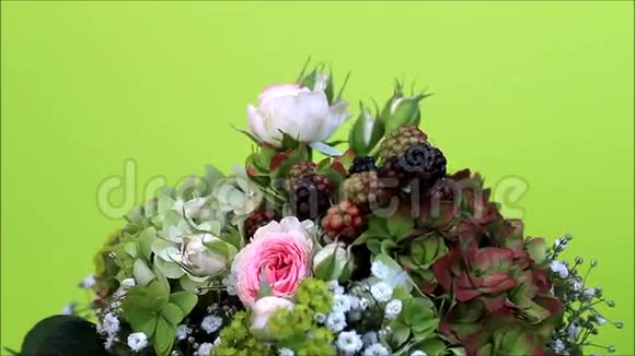 餐桌装饰花束绿色与新鲜黑莓视频的预览图